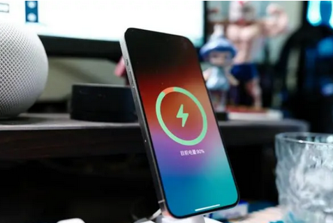 固始苹果15换屏服务分享用什么充电器给iPhone15充电更好 